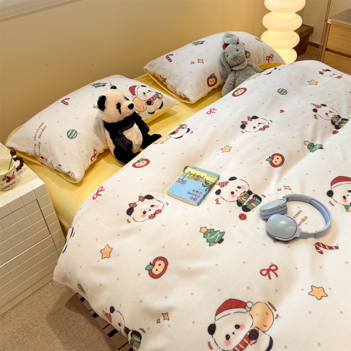 91家纺网 家纺一手货源 找家纺 呗旺鹿 2025新款A类牛奶绒数码印花卡通小清新四件套（场景一） 圣诞丫丫