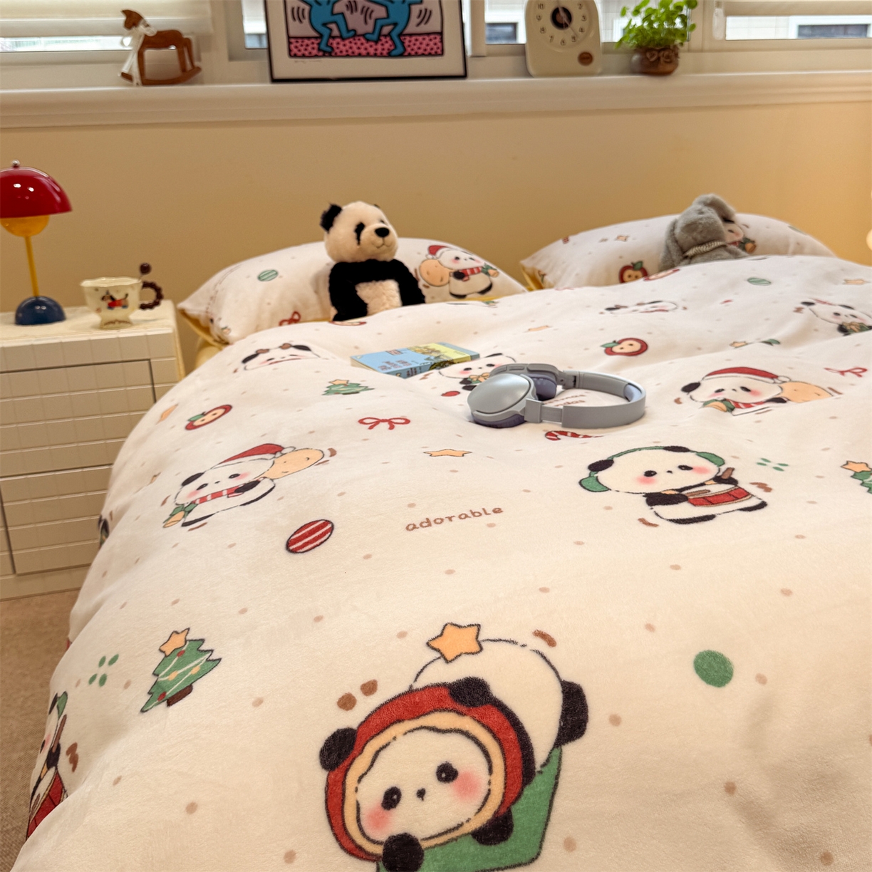 91家纺网 家纺一手货源 找家纺 呗旺鹿 2025新款A类牛奶绒数码印花卡通小清新四件套（场景一） 圣诞丫丫