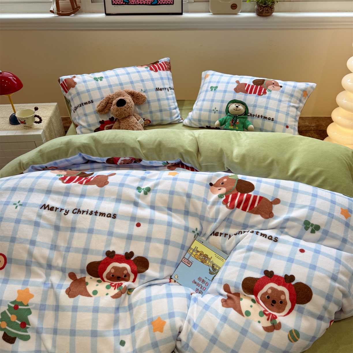 91家纺网 家纺一手货源 找家纺 呗旺鹿 2025新款A类牛奶绒数码印花卡通小清新四件套（场景一） 圣诞腊肠狗