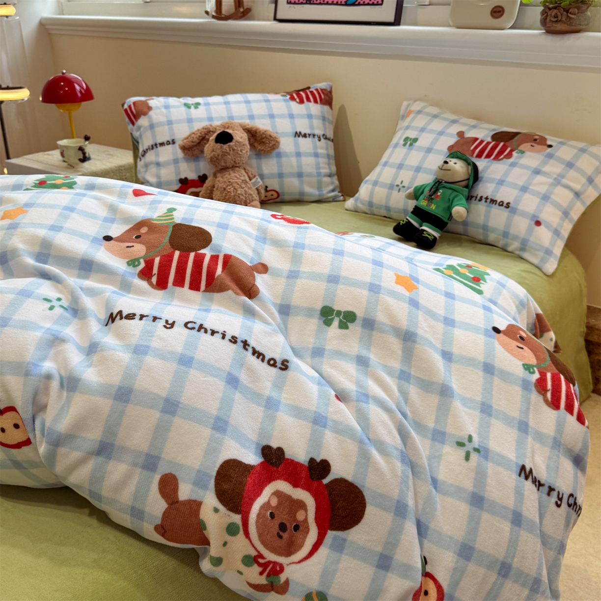 91家纺网 家纺一手货源 找家纺 呗旺鹿 2025新款A类牛奶绒数码印花卡通小清新四件套（场景一） 圣诞腊肠狗