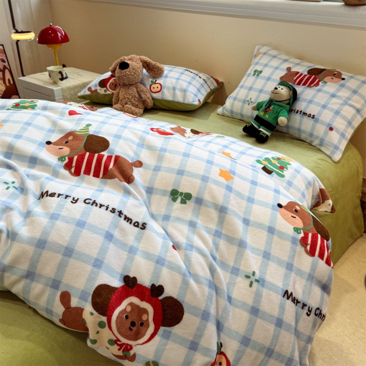 91家纺网 家纺一手货源 找家纺 呗旺鹿 2025新款A类牛奶绒数码印花卡通小清新四件套（场景一） 圣诞腊肠狗