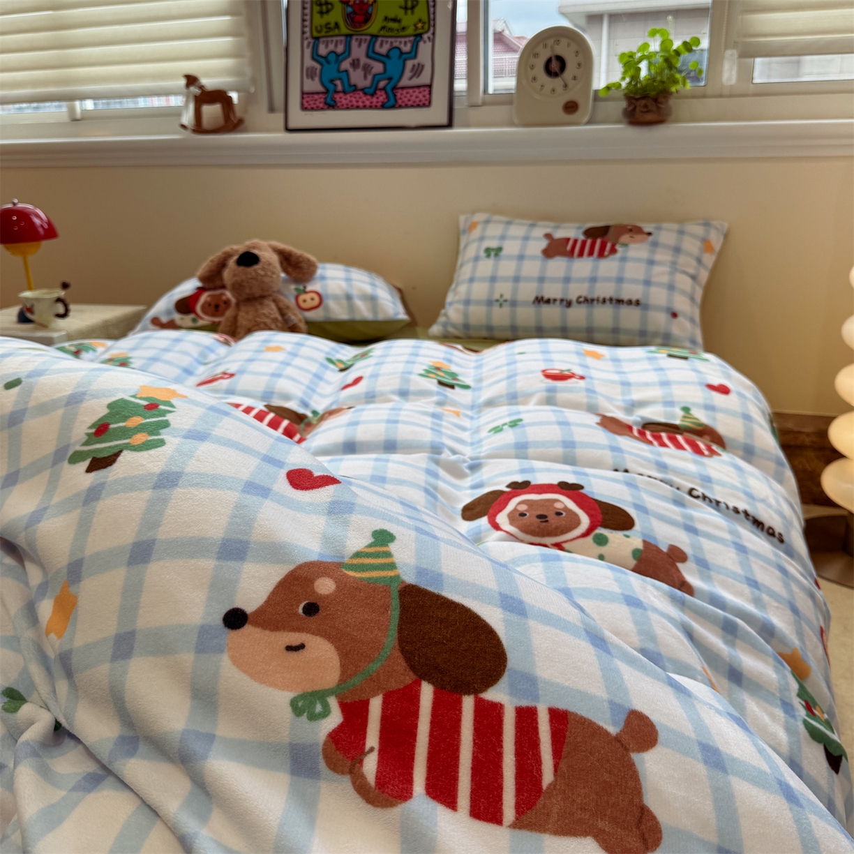 91家纺网 家纺一手货源 找家纺 呗旺鹿 2025新款A类牛奶绒数码印花卡通小清新四件套（场景一） 圣诞腊肠狗