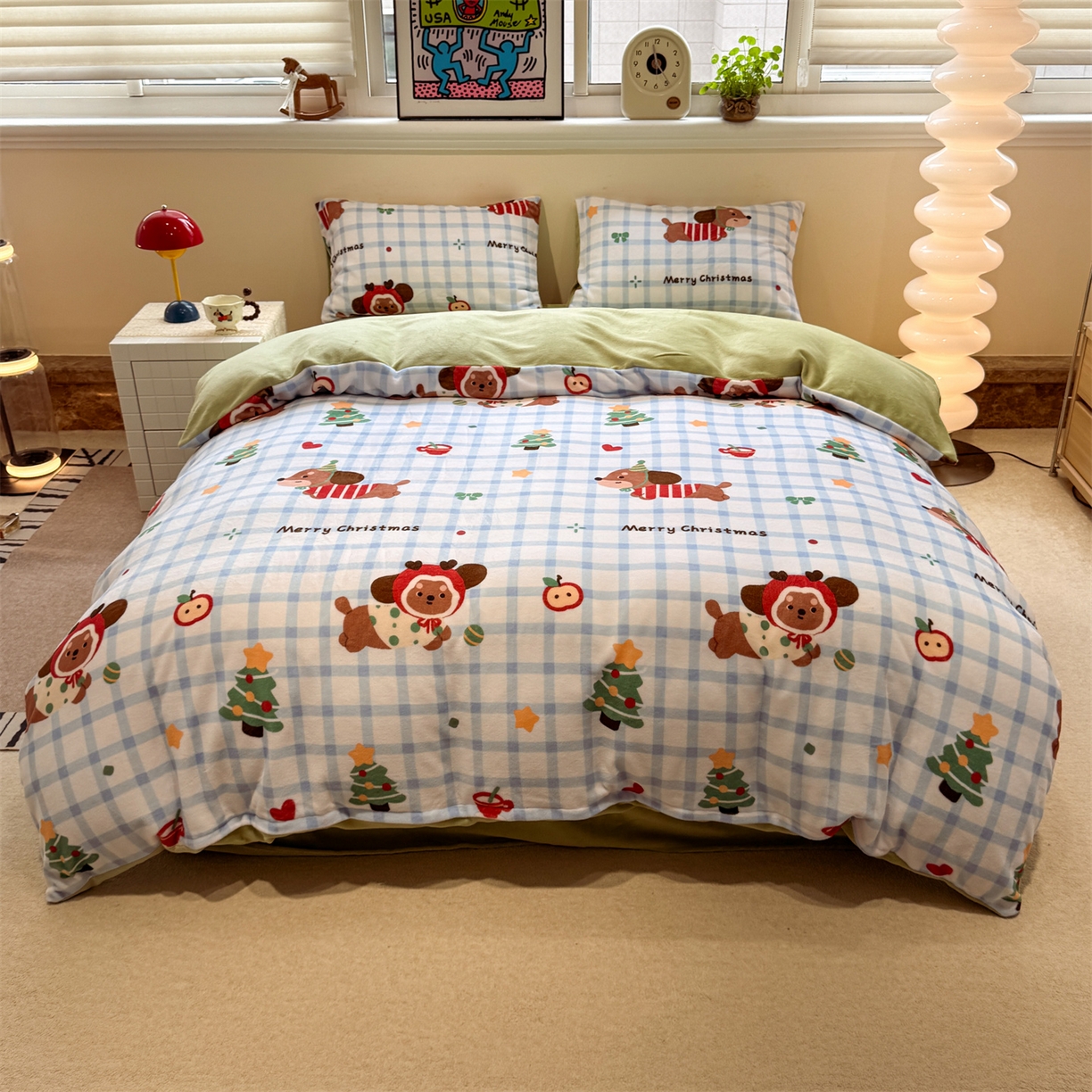 91家纺网 家纺一手货源 找家纺 呗旺鹿 2025新款A类牛奶绒数码印花卡通小清新四件套（场景一） 圣诞腊肠狗