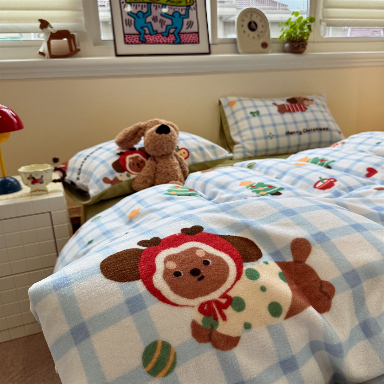 91家纺网 家纺一手货源 找家纺 呗旺鹿 2025新款A类牛奶绒数码印花卡通小清新四件套（场景一） 圣诞腊肠狗