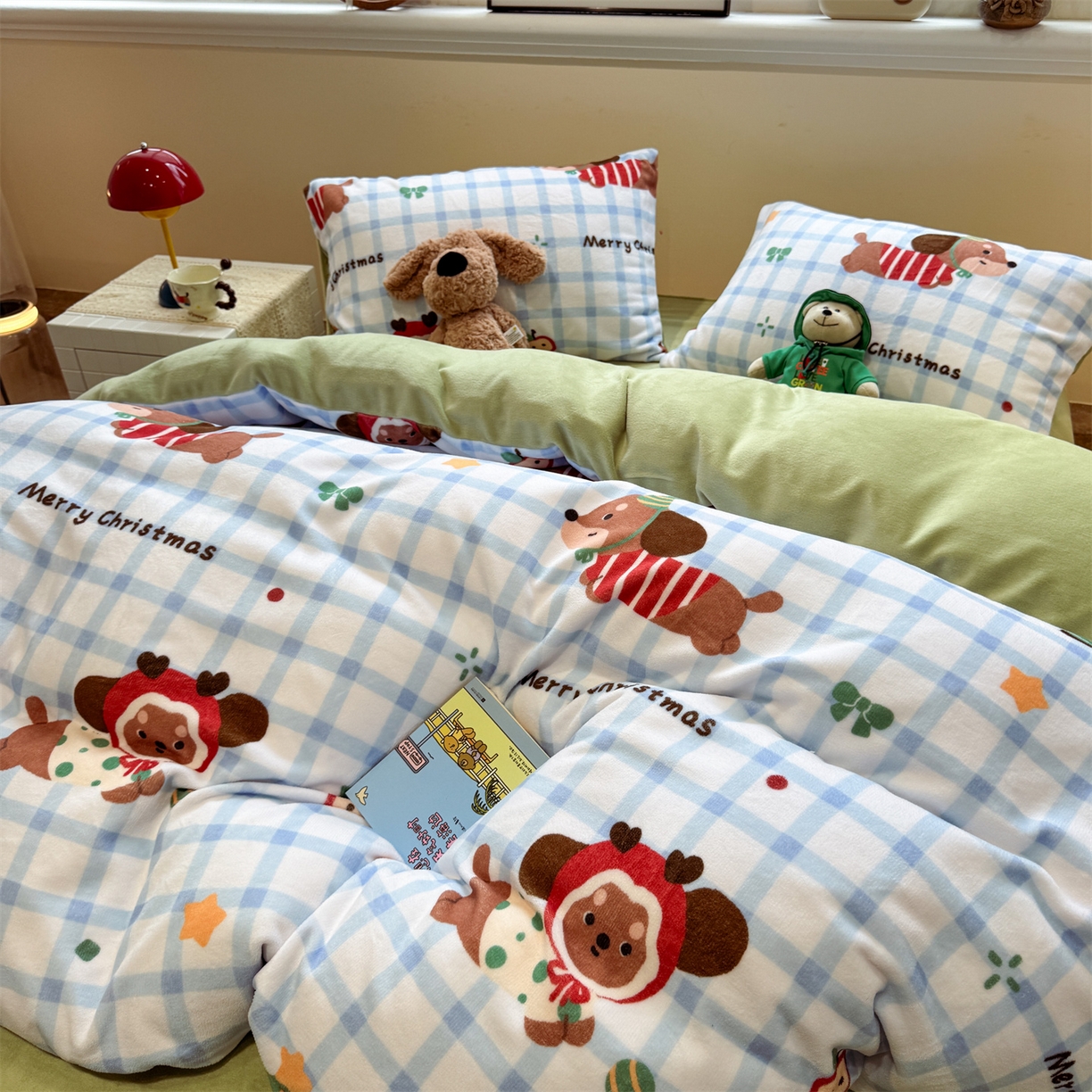 91家纺网 家纺一手货源 找家纺 呗旺鹿 2025新款A类牛奶绒数码印花卡通小清新四件套（场景一） 圣诞腊肠狗