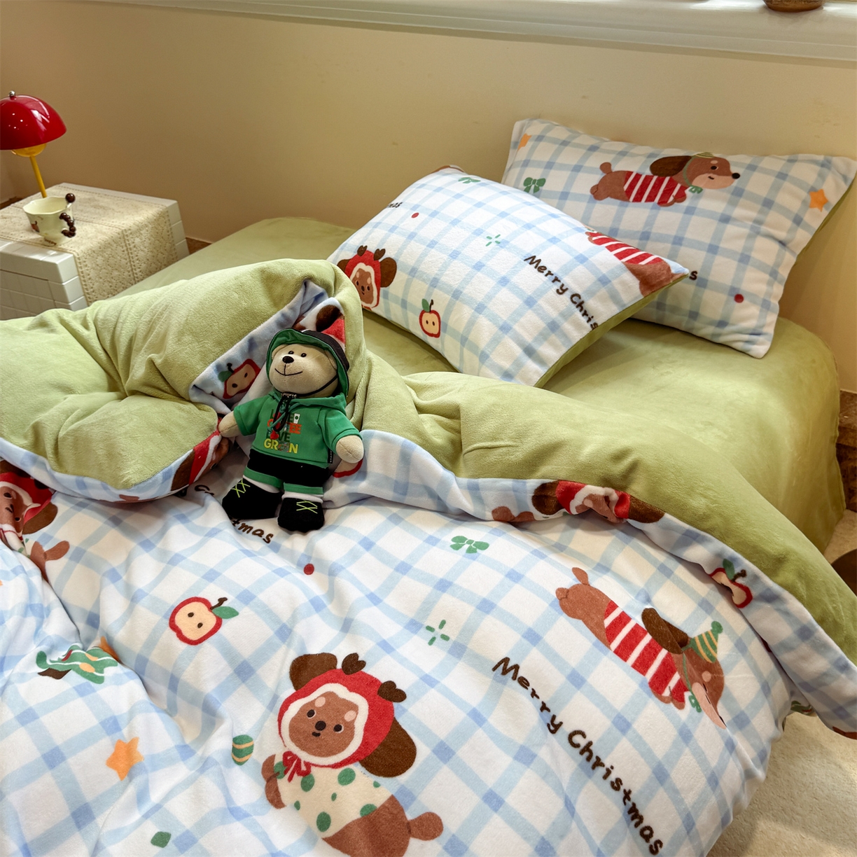 91家纺网 家纺一手货源 找家纺 呗旺鹿 2025新款A类牛奶绒数码印花卡通小清新四件套（场景一） 圣诞腊肠狗