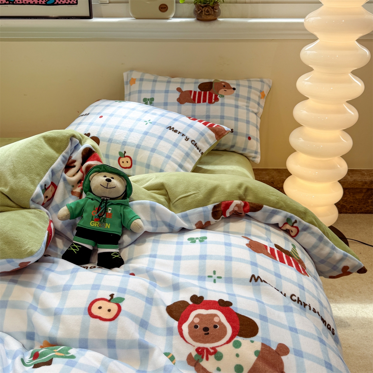 91家纺网 家纺一手货源 找家纺 呗旺鹿 2025新款A类牛奶绒数码印花卡通小清新四件套（场景一） 圣诞腊肠狗