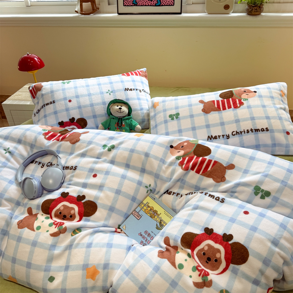 91家纺网 家纺一手货源 找家纺 呗旺鹿 2025新款A类牛奶绒数码印花卡通小清新四件套（场景一） 圣诞腊肠狗