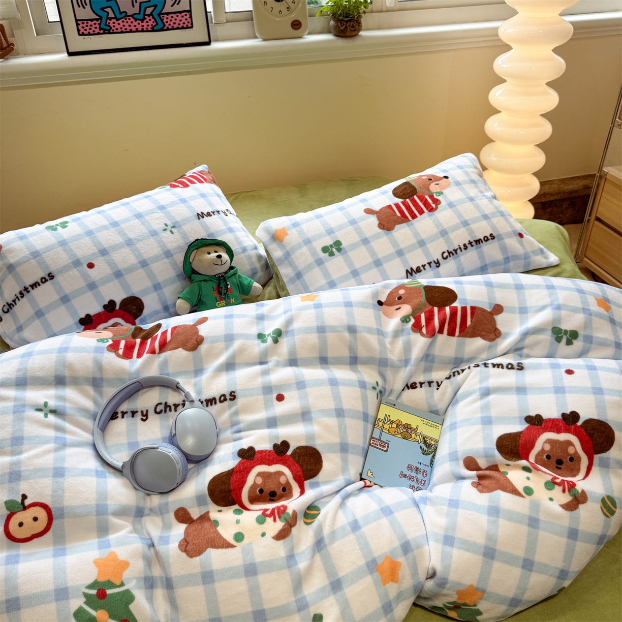 91家纺网 家纺一手货源 找家纺 呗旺鹿 2025新款A类牛奶绒数码印花卡通小清新四件套（场景一） 圣诞腊肠狗