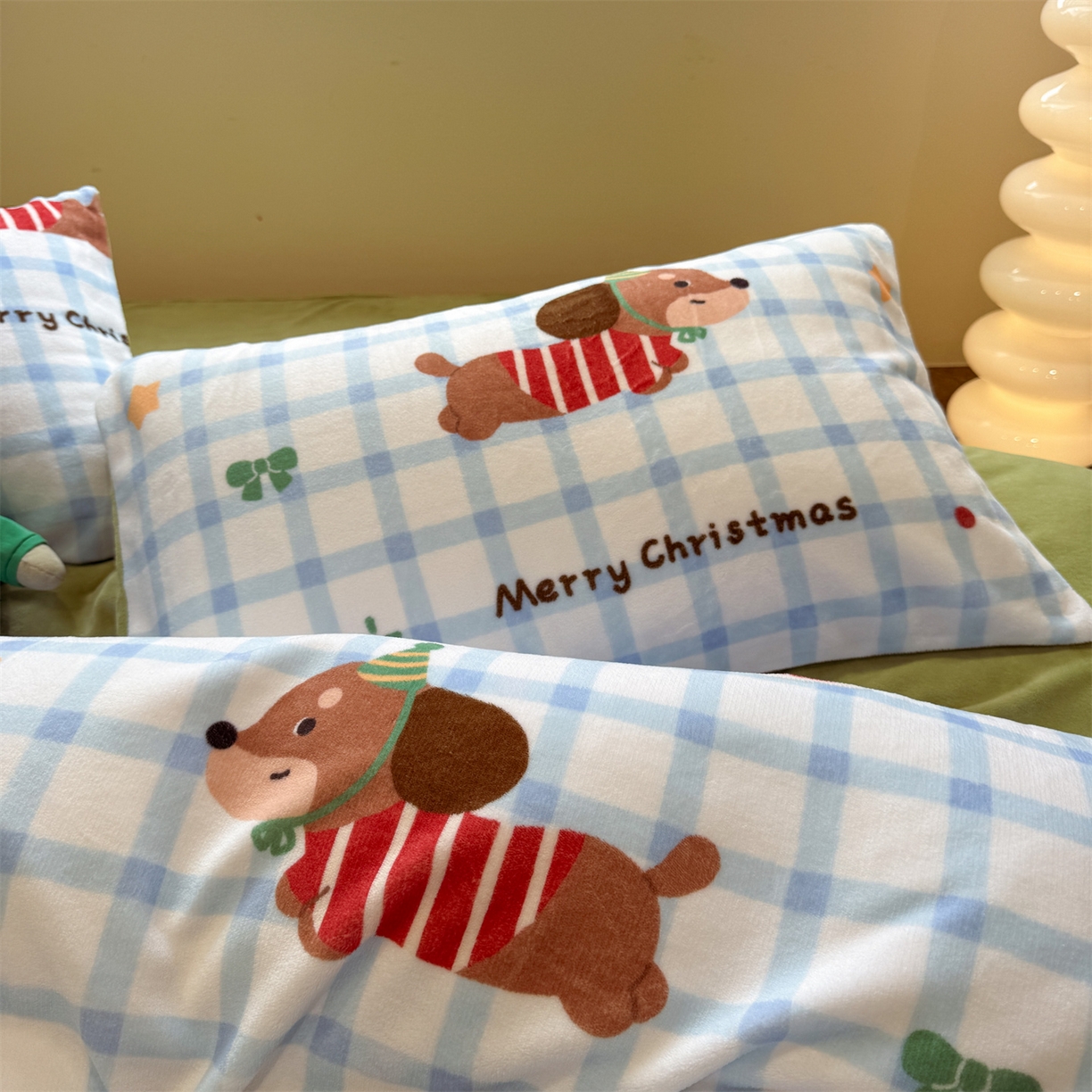 91家纺网 家纺一手货源 找家纺 呗旺鹿 2025新款A类牛奶绒数码印花卡通小清新四件套（场景一） 圣诞腊肠狗