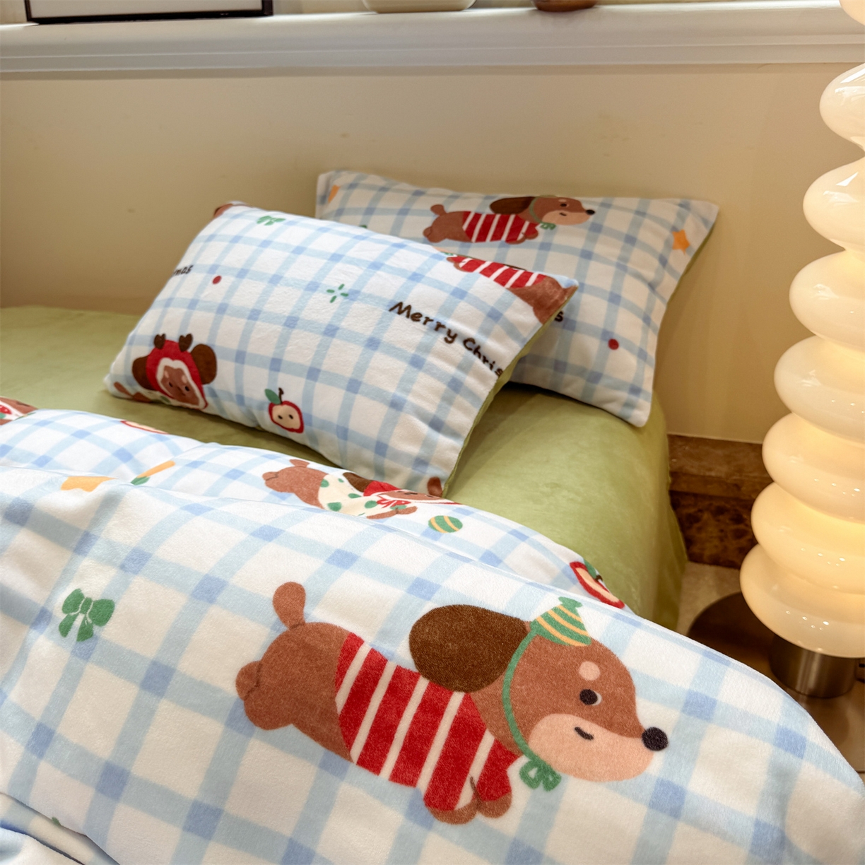 91家纺网 家纺一手货源 找家纺 呗旺鹿 2025新款A类牛奶绒数码印花卡通小清新四件套（场景一） 圣诞腊肠狗