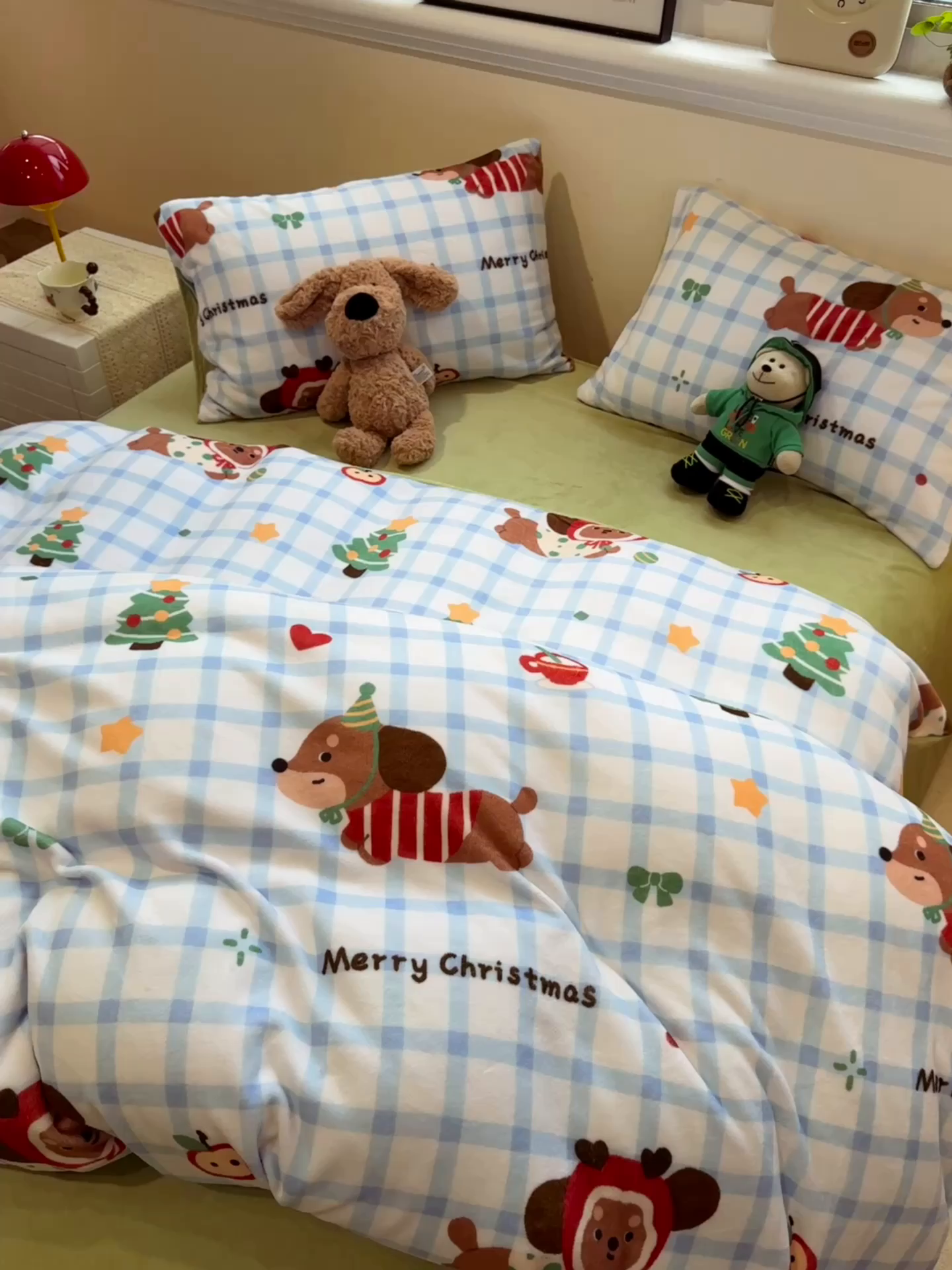 91家纺网 家纺一手货源 找家纺 呗旺鹿 2025新款A类牛奶绒数码印花卡通小清新四件套（场景一） 圣诞腊肠狗