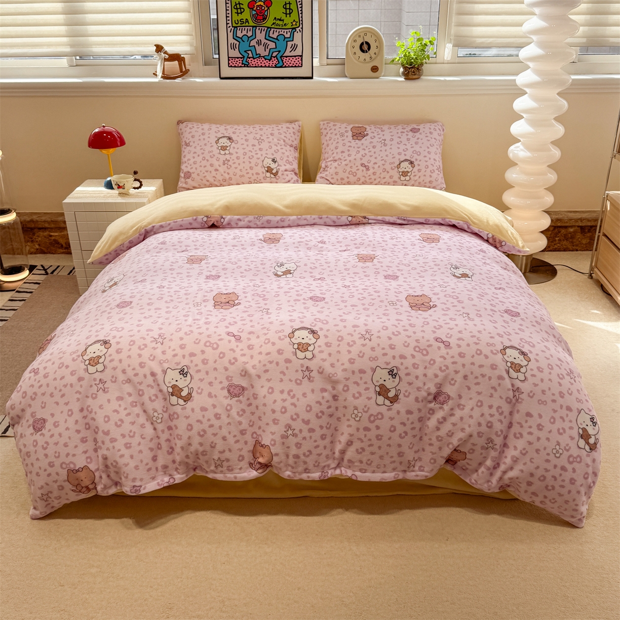 91家纺网 家纺一手货源 找家纺 呗旺鹿 2025新款A类牛奶绒数码印花卡通小清新四件套（场景一） 豹纹凯蒂