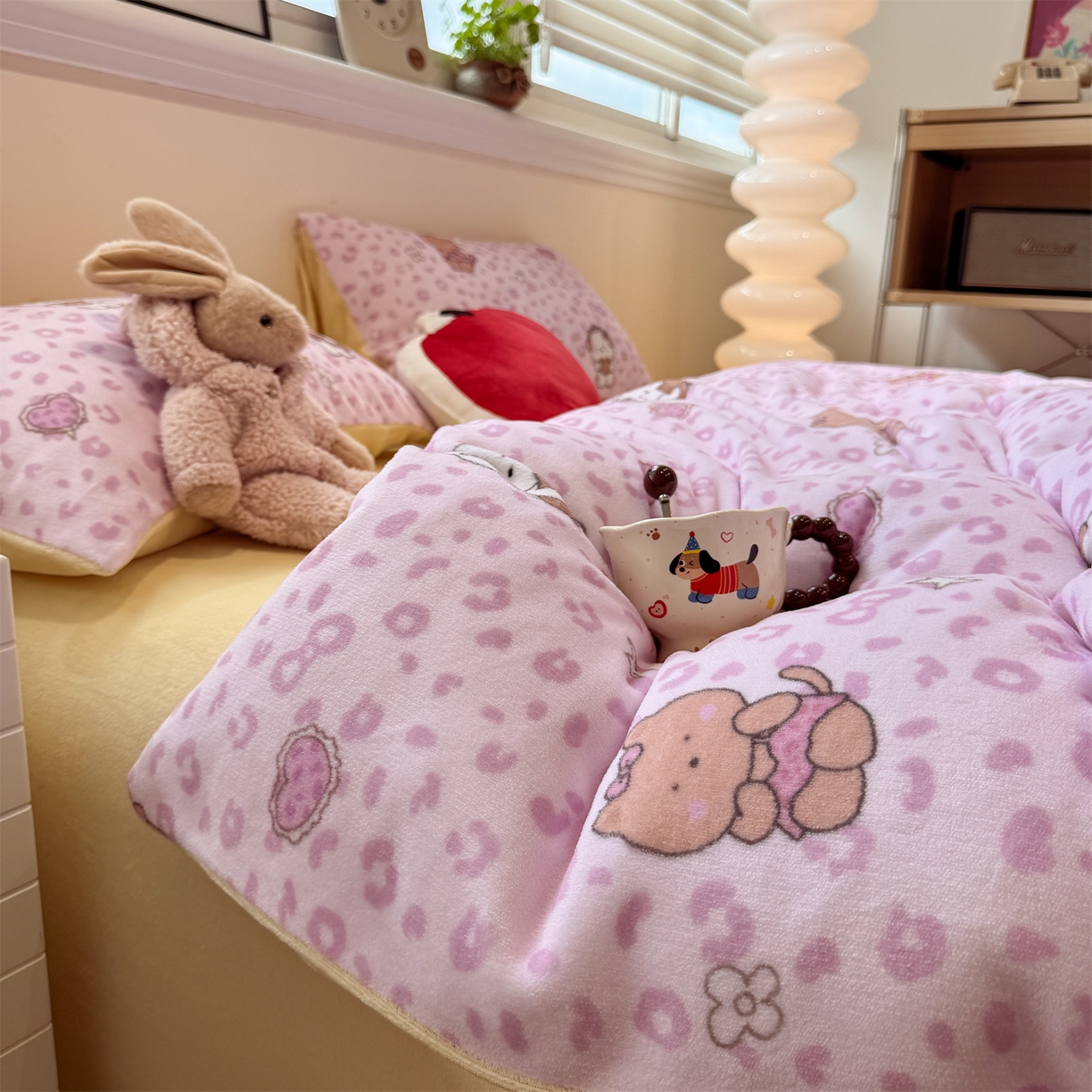 91家纺网 家纺一手货源 找家纺 呗旺鹿 2025新款A类牛奶绒数码印花卡通小清新四件套（场景一） 豹纹凯蒂