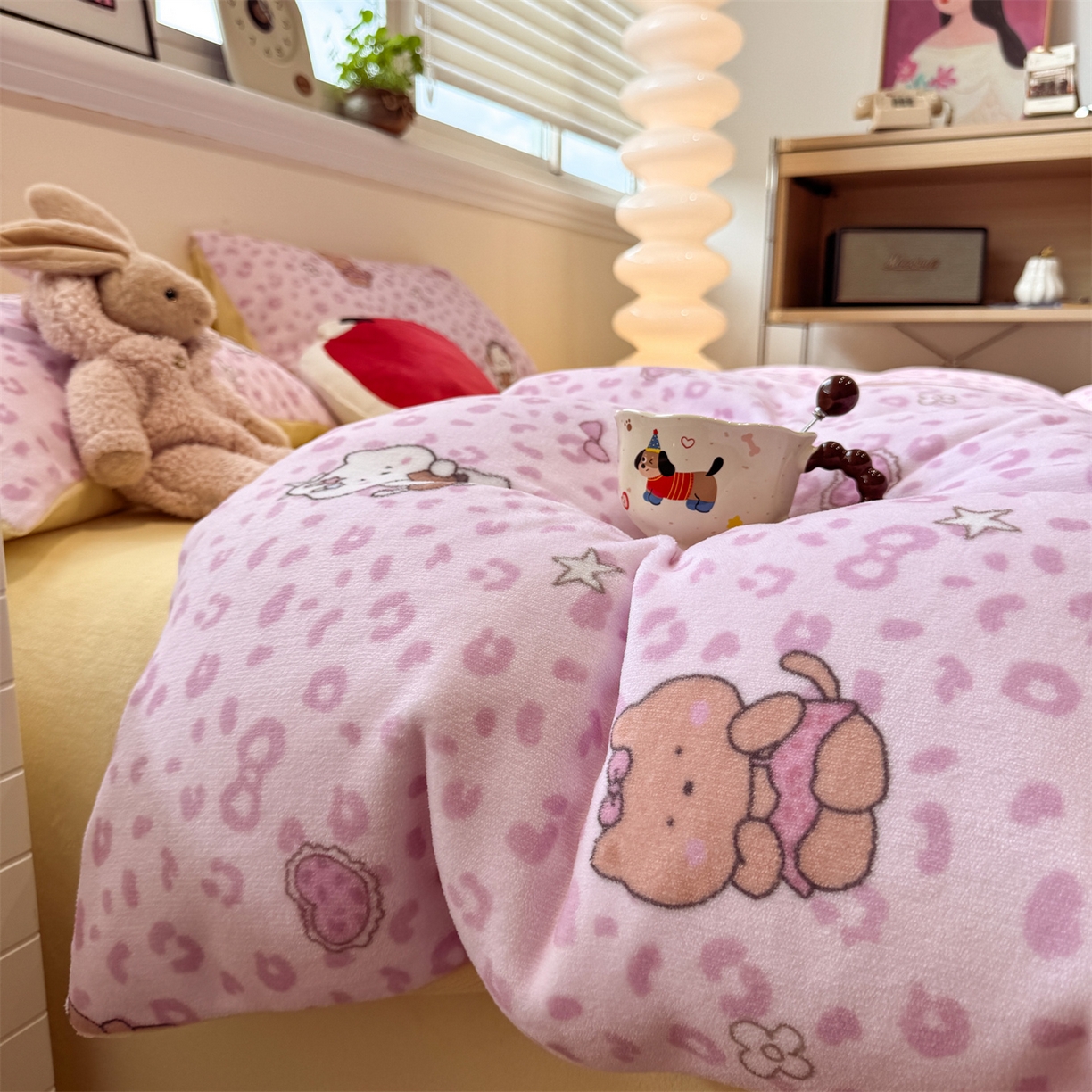 91家纺网 家纺一手货源 找家纺 呗旺鹿 2025新款A类牛奶绒数码印花卡通小清新四件套（场景一） 豹纹凯蒂