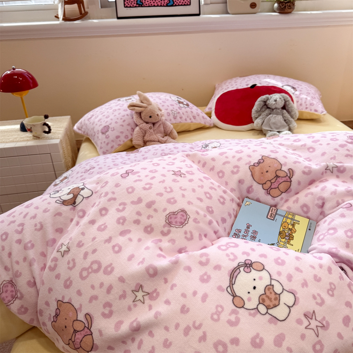 91家纺网 家纺一手货源 找家纺 呗旺鹿 2025新款A类牛奶绒数码印花卡通小清新四件套（场景一） 豹纹凯蒂