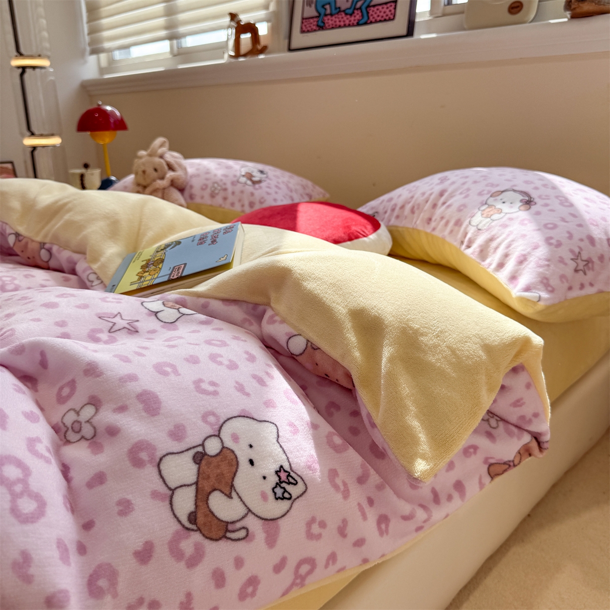 91家纺网 家纺一手货源 找家纺 呗旺鹿 2025新款A类牛奶绒数码印花卡通小清新四件套（场景一） 豹纹凯蒂