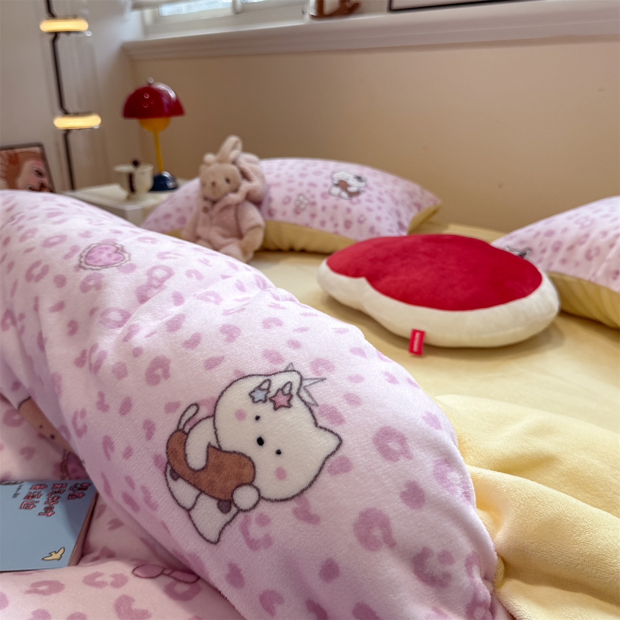 91家纺网 家纺一手货源 找家纺 呗旺鹿 2025新款A类牛奶绒数码印花卡通小清新四件套（场景一） 豹纹凯蒂