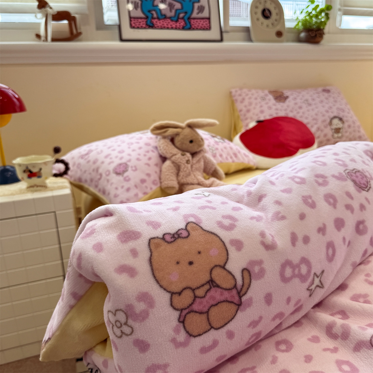 91家纺网 家纺一手货源 找家纺 呗旺鹿 2025新款A类牛奶绒数码印花卡通小清新四件套（场景一） 豹纹凯蒂