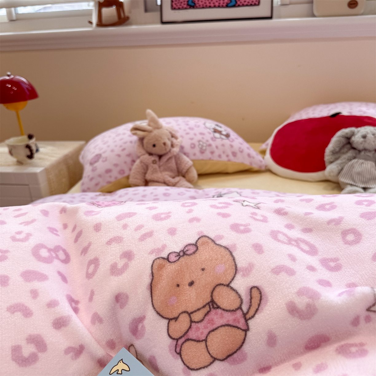 91家纺网 家纺一手货源 找家纺 呗旺鹿 2025新款A类牛奶绒数码印花卡通小清新四件套（场景一） 豹纹凯蒂