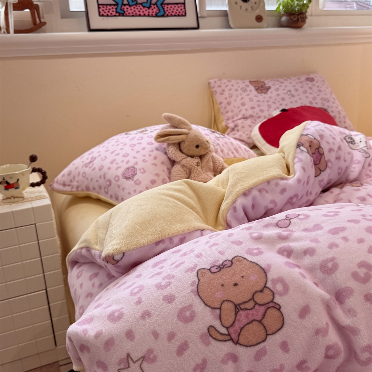 91家纺网 家纺一手货源 找家纺 呗旺鹿 2025新款A类牛奶绒数码印花卡通小清新四件套（场景一） 豹纹凯蒂