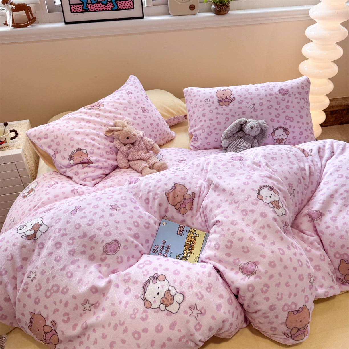 91家纺网 家纺一手货源 找家纺 呗旺鹿 2025新款A类牛奶绒数码印花卡通小清新四件套（场景一） 豹纹凯蒂