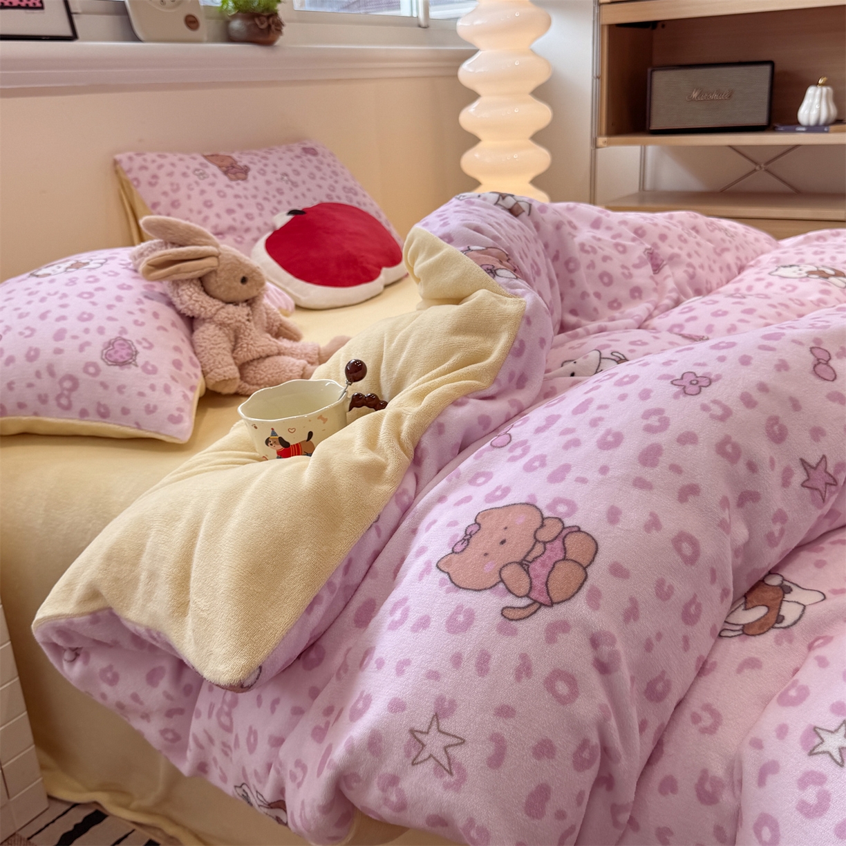 91家纺网 家纺一手货源 找家纺 呗旺鹿 2025新款A类牛奶绒数码印花卡通小清新四件套（场景一） 豹纹凯蒂