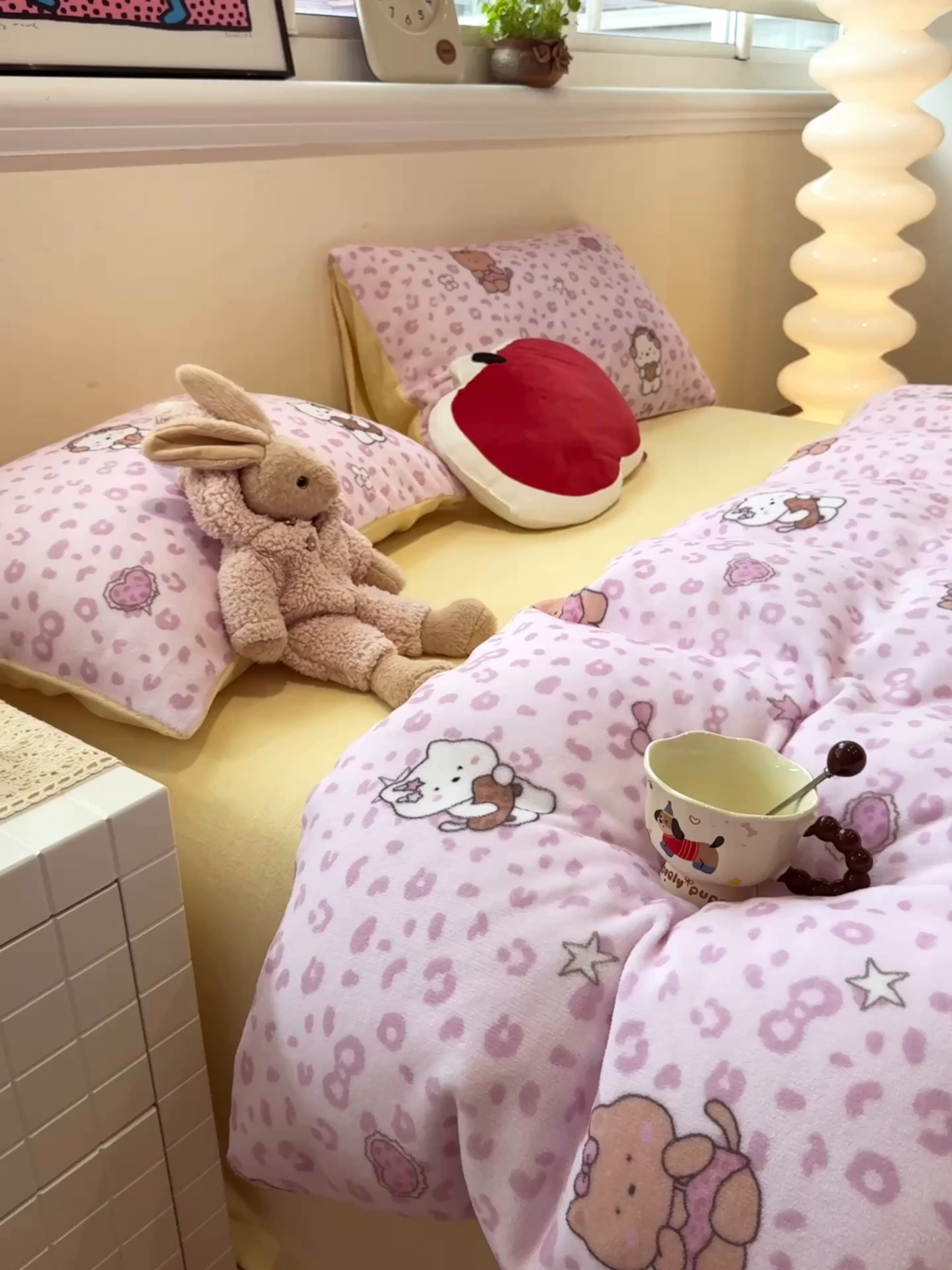 91家纺网 家纺一手货源 找家纺 呗旺鹿 2025新款A类牛奶绒数码印花卡通小清新四件套（场景一） 豹纹凯蒂