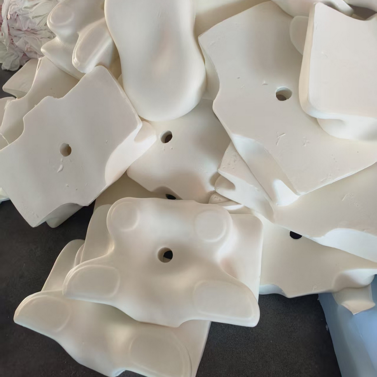 91家纺网 家纺一手货源 找家纺 安力森/诚臻酒店用品 2025新款酒店民宿专用多色护脊舒压记忆棉靠枕卧室枕头 灰色