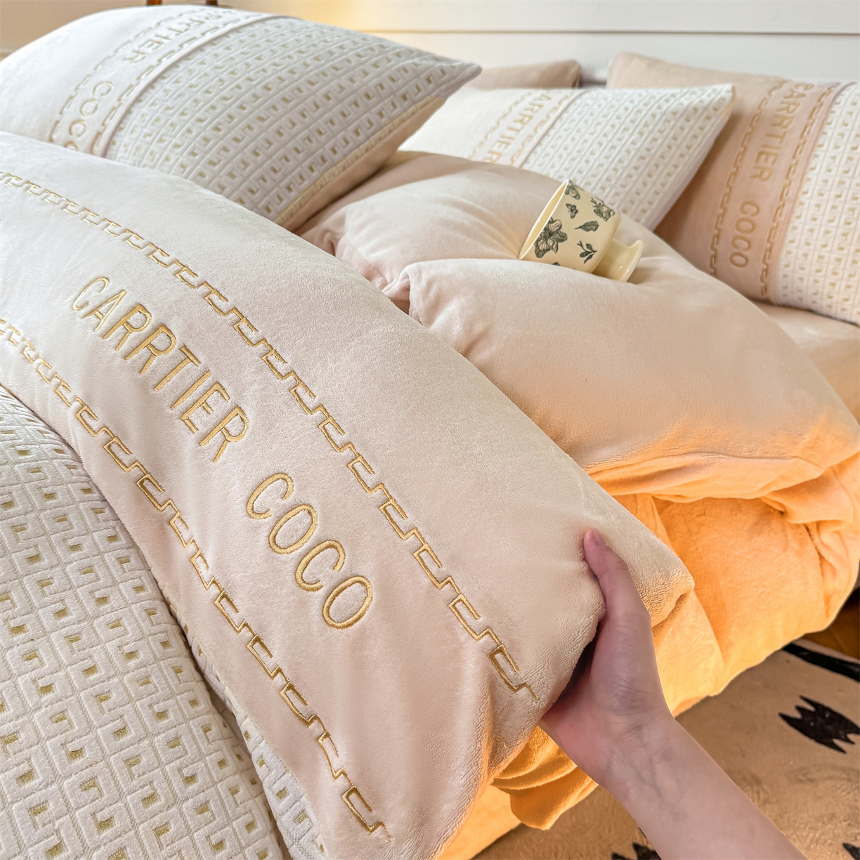 91家纺网 家纺一手货源 找家纺 （总）灰鲸 2025新款牛奶绒刺绣拼接款四件套-威廉