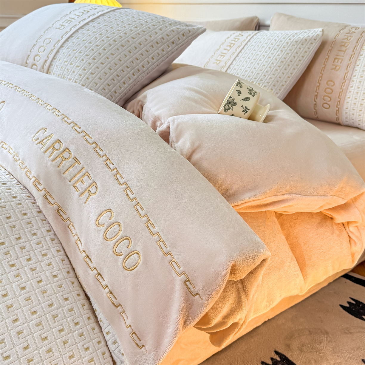 91家纺网 家纺一手货源 找家纺 （总）灰鲸 2025新款牛奶绒刺绣拼接款四件套-威廉