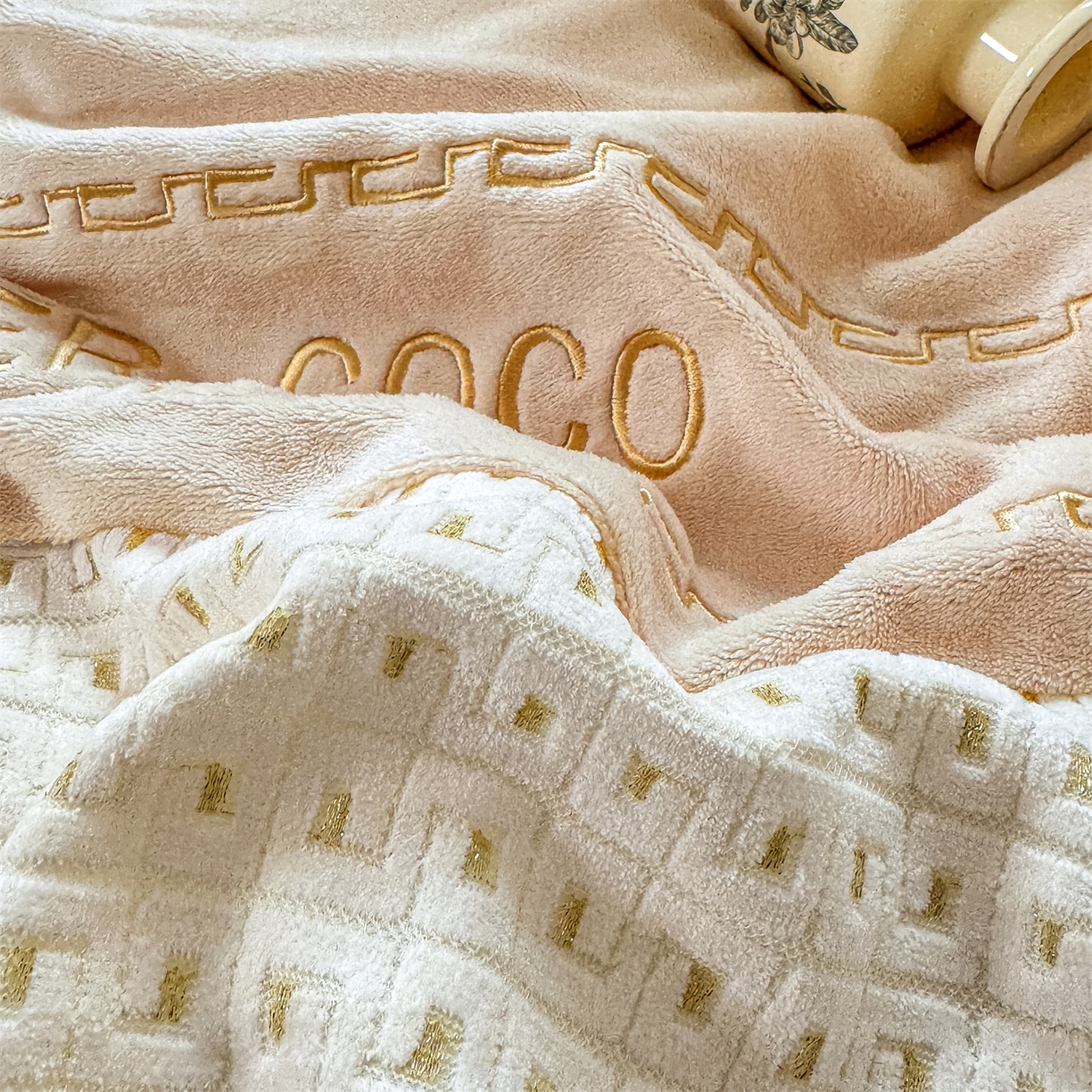 91家纺网 家纺一手货源 找家纺 （总）灰鲸 2025新款牛奶绒刺绣拼接款四件套-威廉