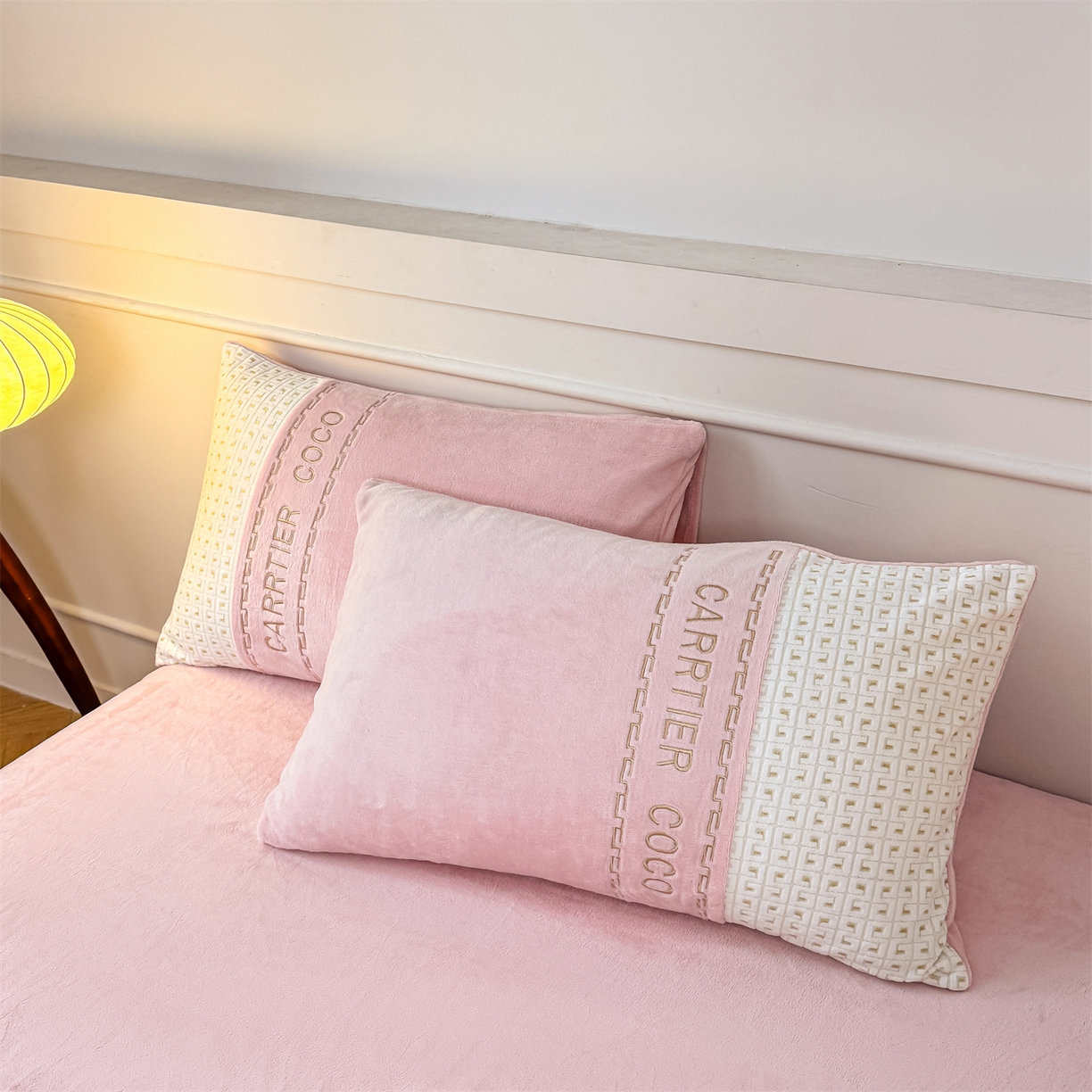 91家纺网 家纺一手货源 找家纺 灰鲸 2025新款牛奶绒刺绣拼接款四件套-威廉 威廉-可可粉