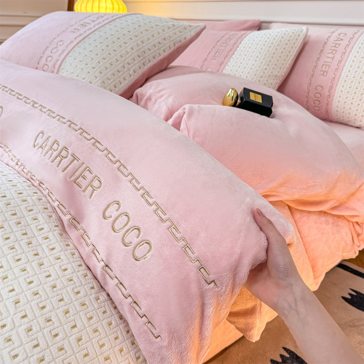 91家纺网 家纺一手货源 找家纺 灰鲸 2025新款牛奶绒刺绣拼接款四件套-威廉 威廉-可可粉