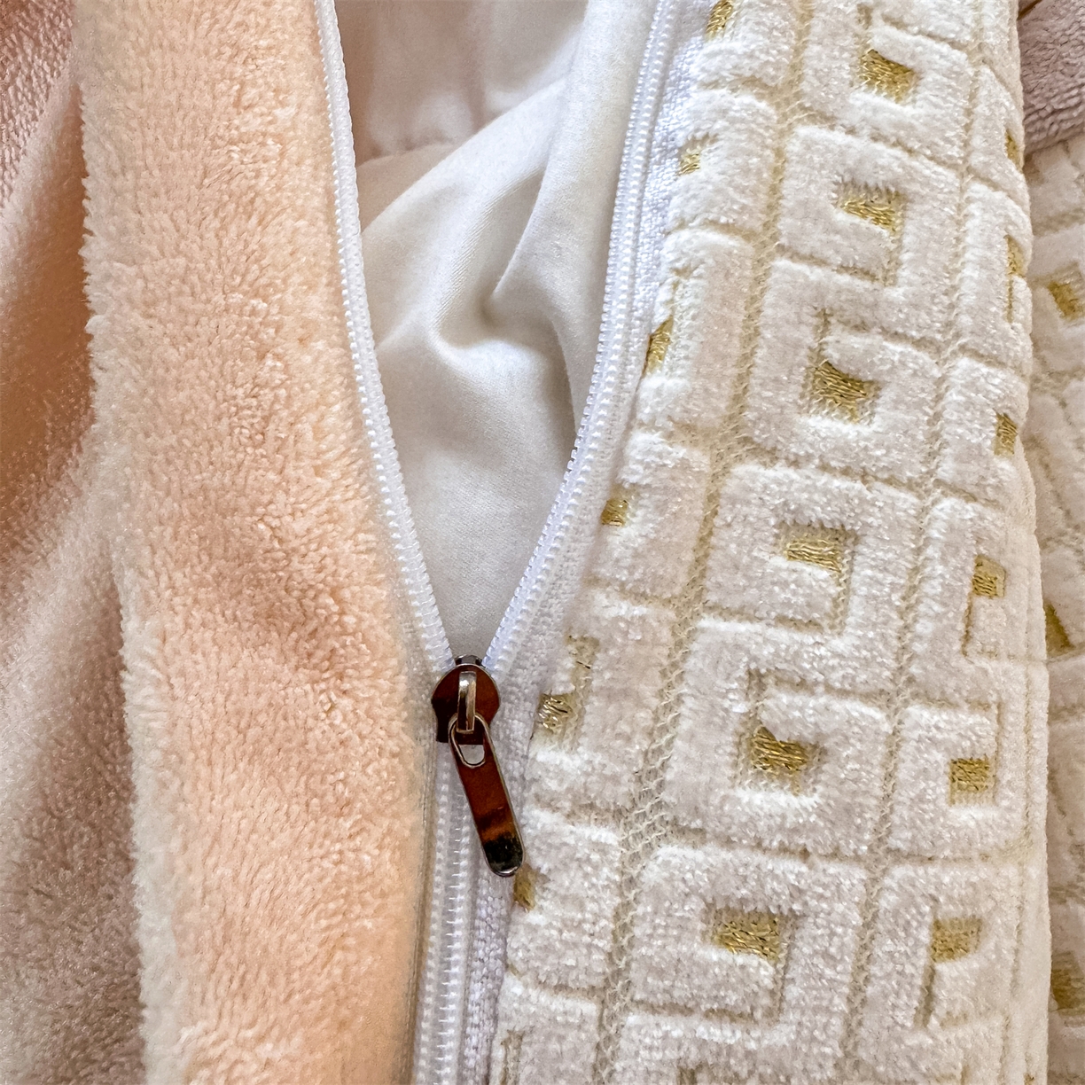 91家纺网 家纺一手货源 找家纺 灰鲸 2025新款牛奶绒刺绣拼接款四件套-威廉 威廉-奶茶