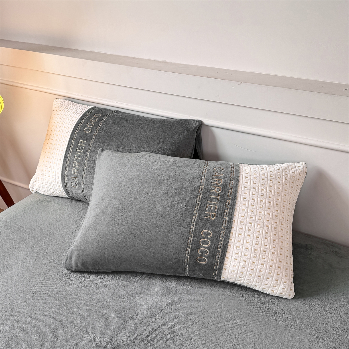 91家纺网 家纺一手货源 找家纺 灰鲸 2025新款牛奶绒刺绣拼接款四件套-威廉 威廉-绅士灰