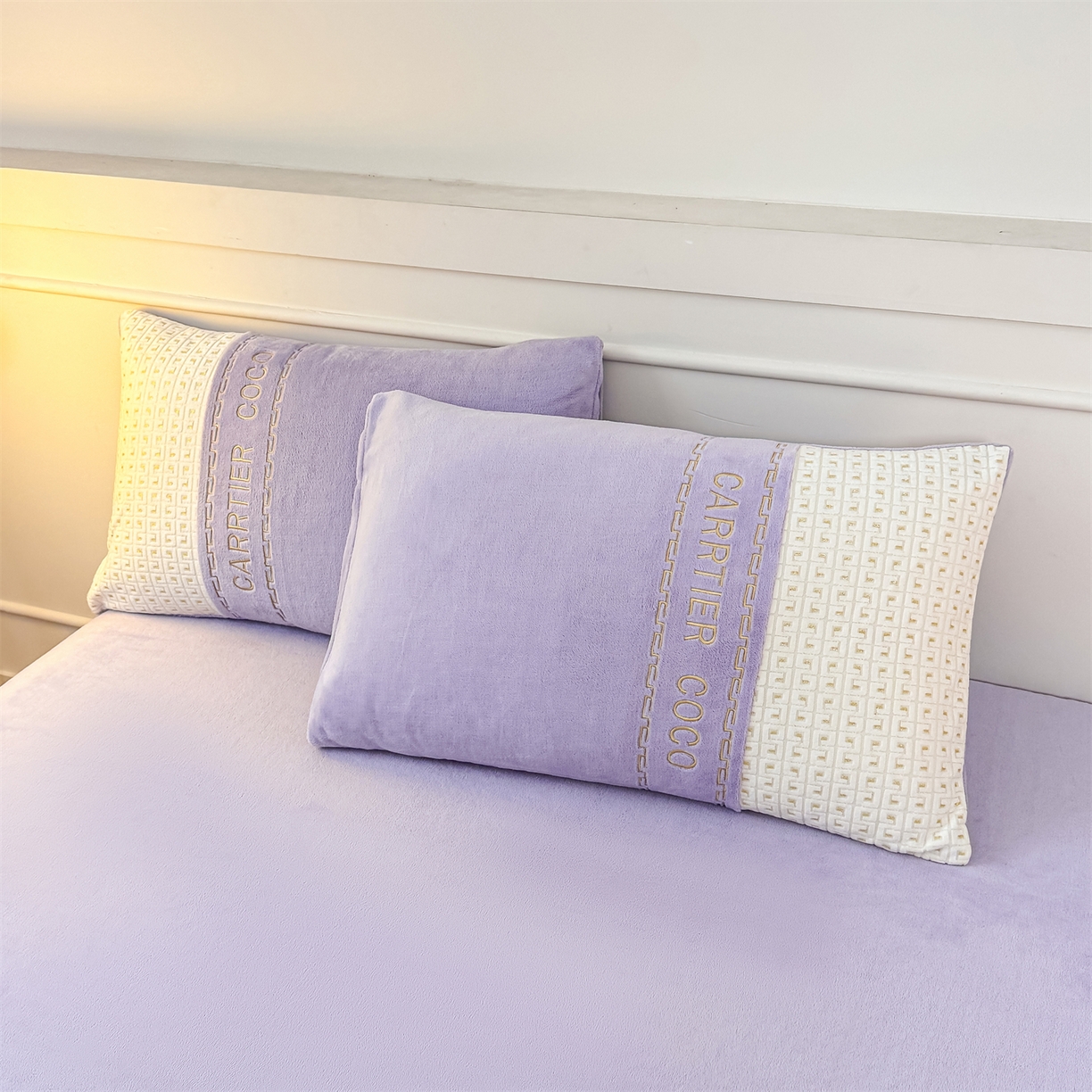 91家纺网 家纺一手货源 找家纺 灰鲸 2025新款牛奶绒刺绣拼接款四件套-威廉 威廉-风铃紫