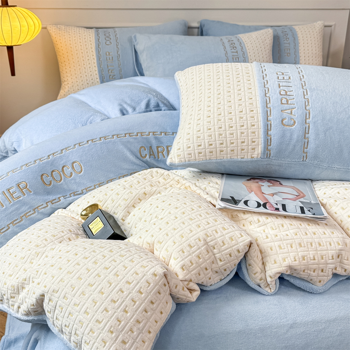 91家纺网 家纺一手货源 找家纺 灰鲸 2025新款牛奶绒刺绣拼接款四件套-威廉 威廉-繁星蓝