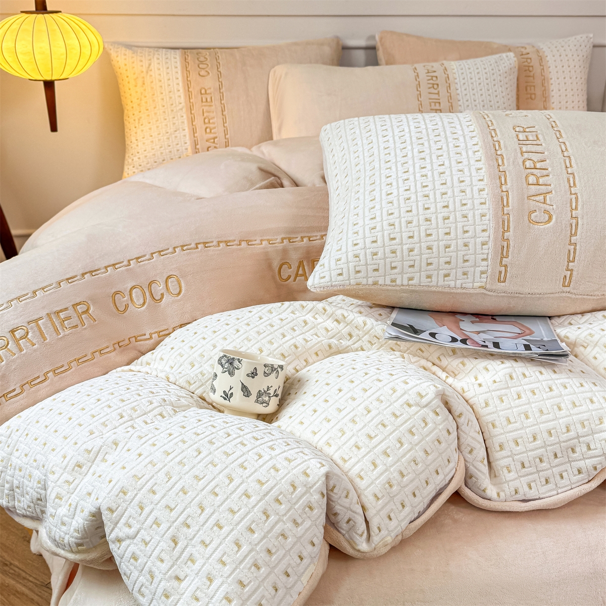 91家纺网 家纺一手货源 找家纺 灰鲸 2025新款牛奶绒刺绣拼接款四件套-威廉 威廉-奶茶