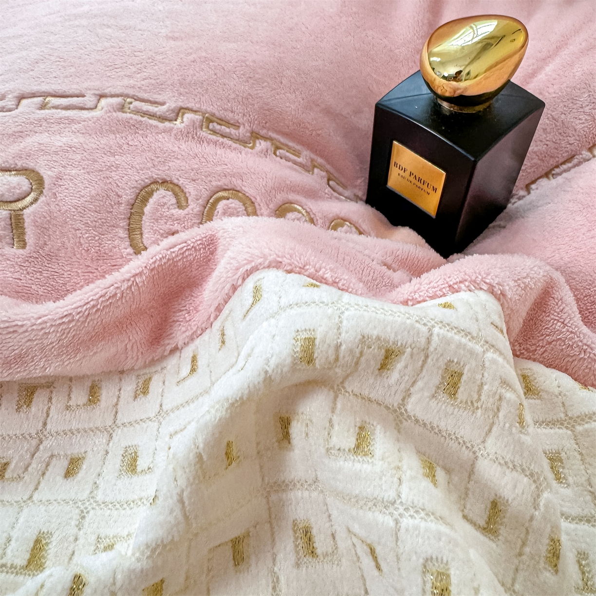 91家纺网 家纺一手货源 找家纺 灰鲸 2025新款牛奶绒刺绣拼接款四件套-威廉 威廉-可可粉