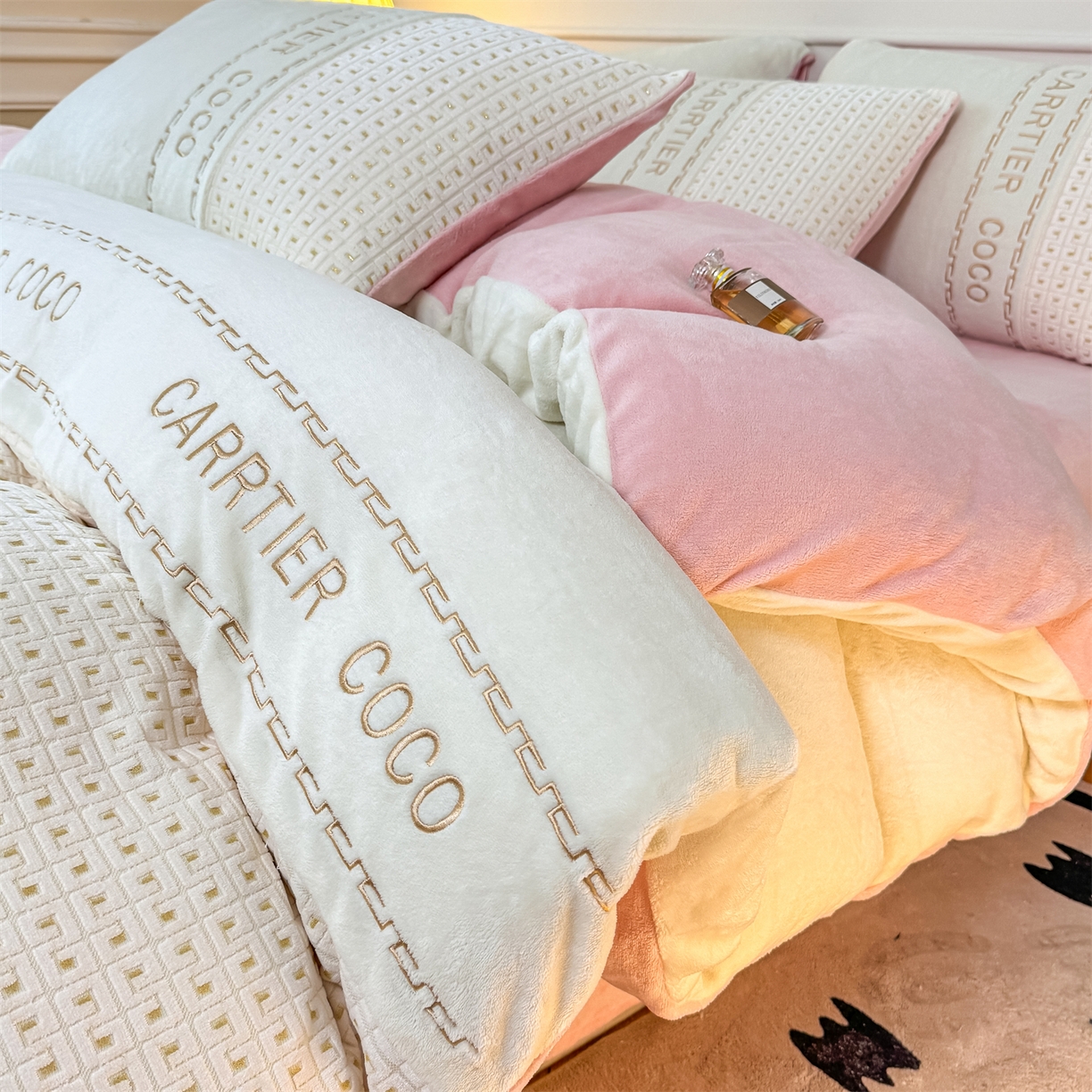 91家纺网 家纺一手货源 找家纺 灰鲸 2025新款牛奶绒刺绣拼接款四件套-威廉 威廉-奶昔白+可可粉