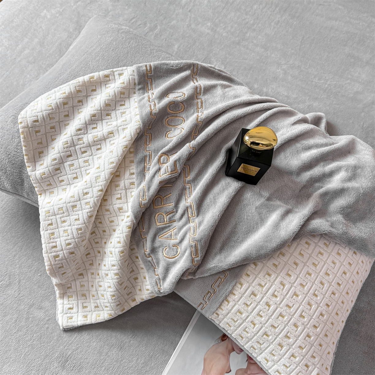 91家纺网 家纺一手货源 找家纺 灰鲸 2025新款牛奶绒刺绣拼接款四件套-威廉 威廉-纳多灰