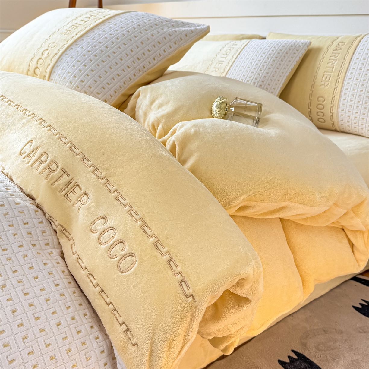 91家纺网 家纺一手货源 找家纺 灰鲸 2025新款牛奶绒刺绣拼接款四件套-威廉 威廉-奶黄