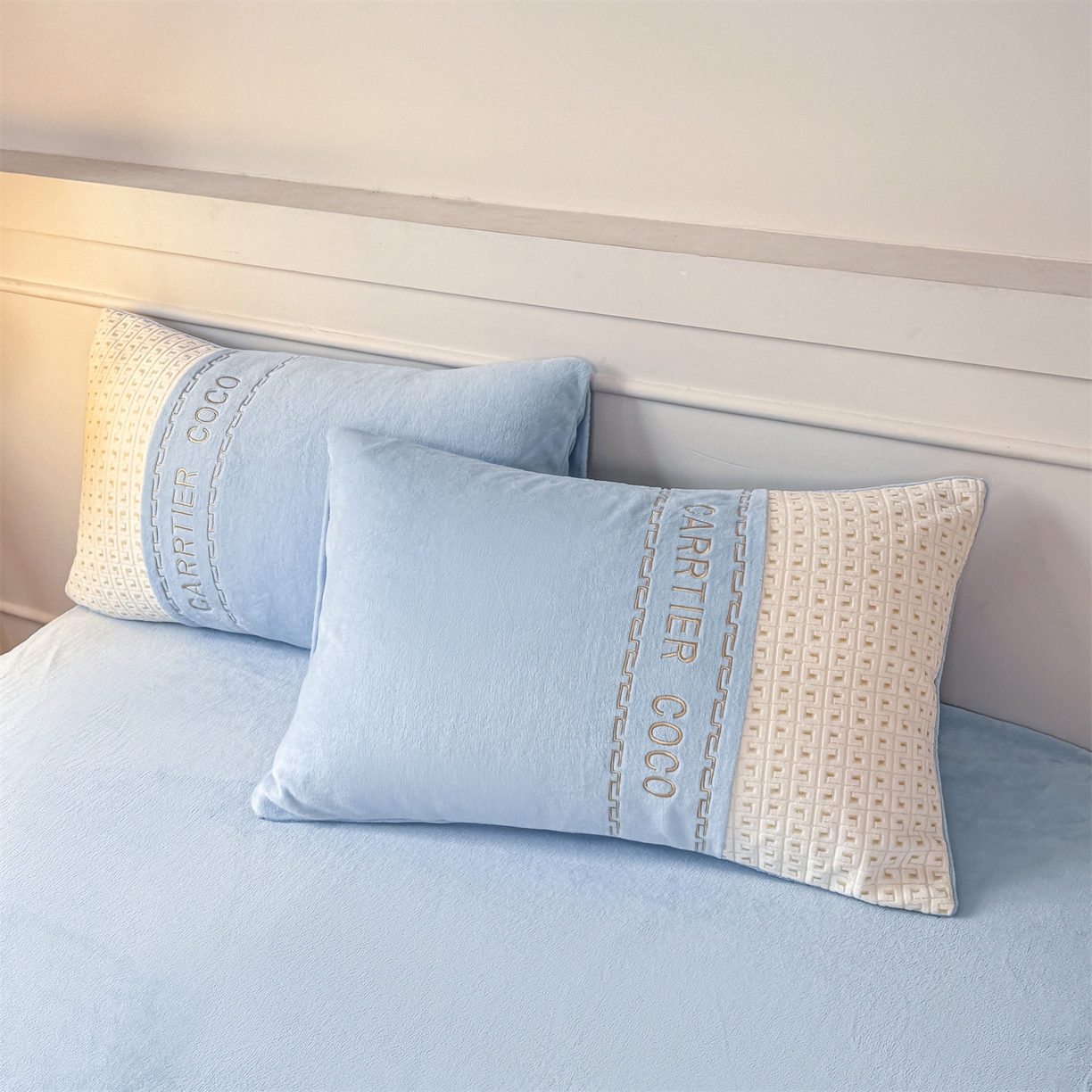 91家纺网 家纺一手货源 找家纺 灰鲸 2025新款牛奶绒刺绣拼接款四件套-威廉 威廉-繁星蓝