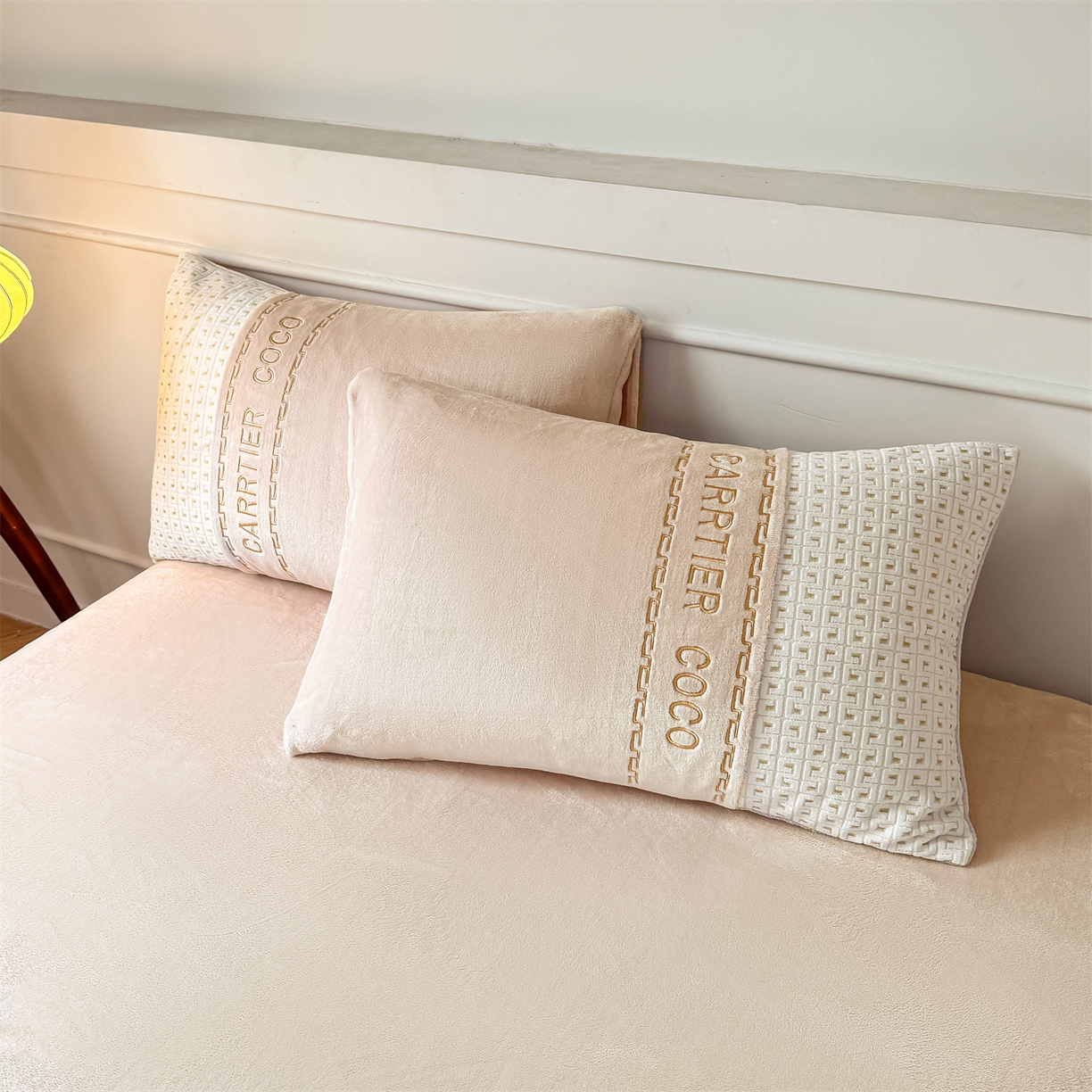 91家纺网 家纺一手货源 找家纺 灰鲸 2025新款牛奶绒刺绣拼接款四件套-威廉 威廉-奶茶