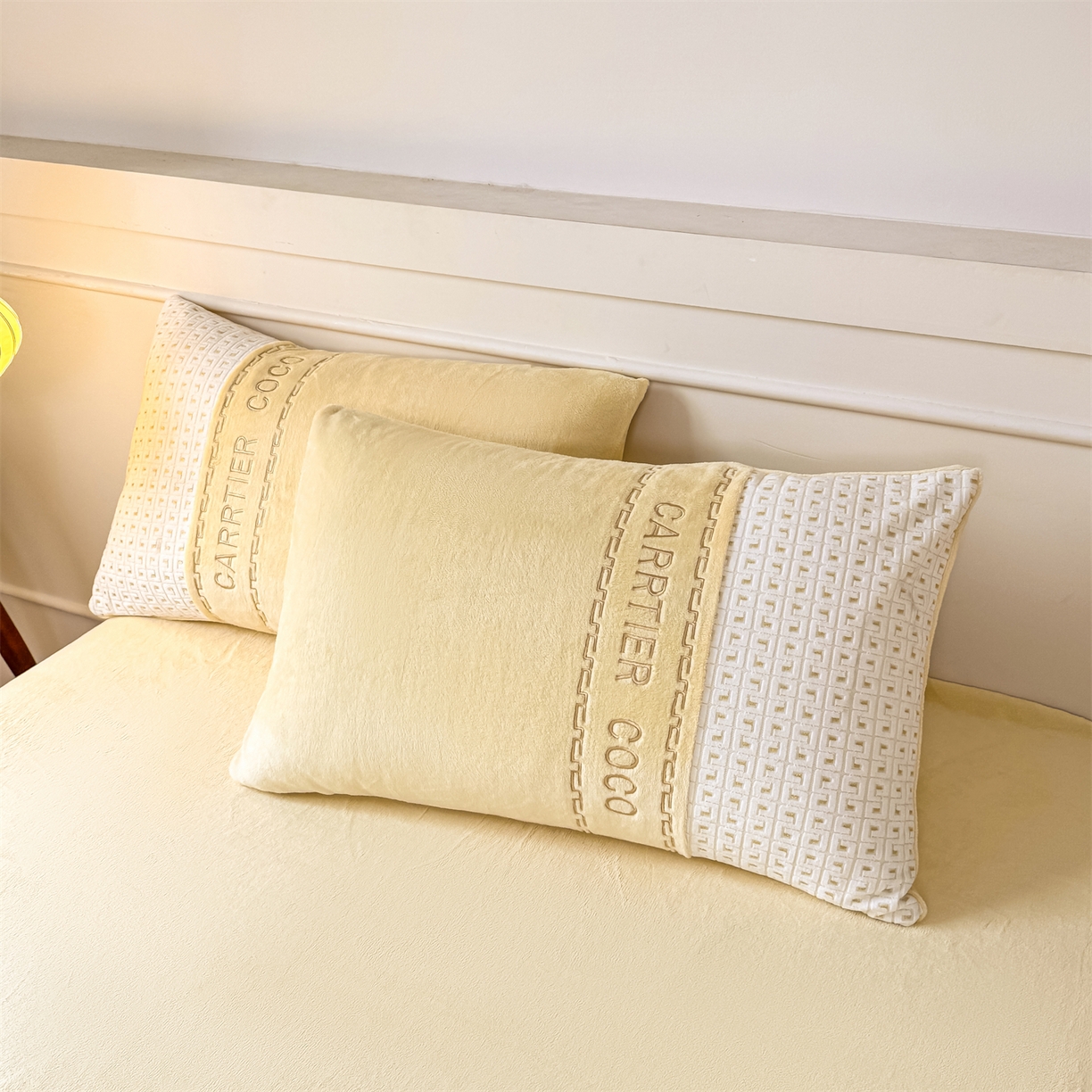 91家纺网 家纺一手货源 找家纺 灰鲸 2025新款牛奶绒刺绣拼接款四件套-威廉 威廉-奶黄