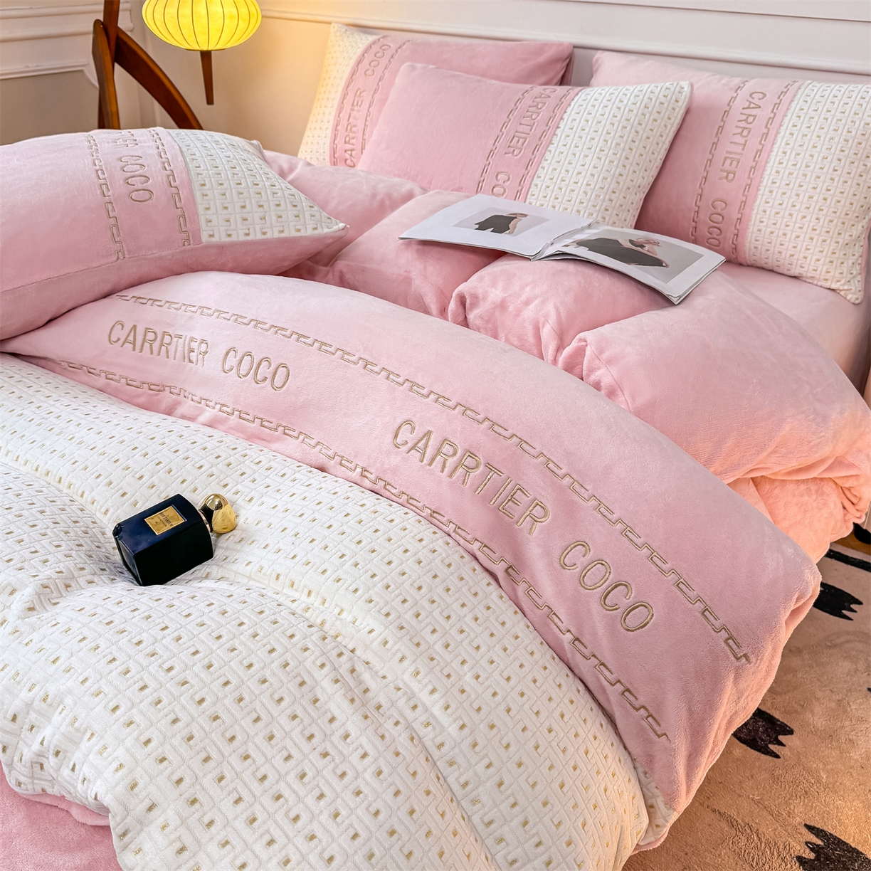 91家纺网 家纺一手货源 找家纺 灰鲸 2025新款牛奶绒刺绣拼接款四件套-威廉 威廉-可可粉