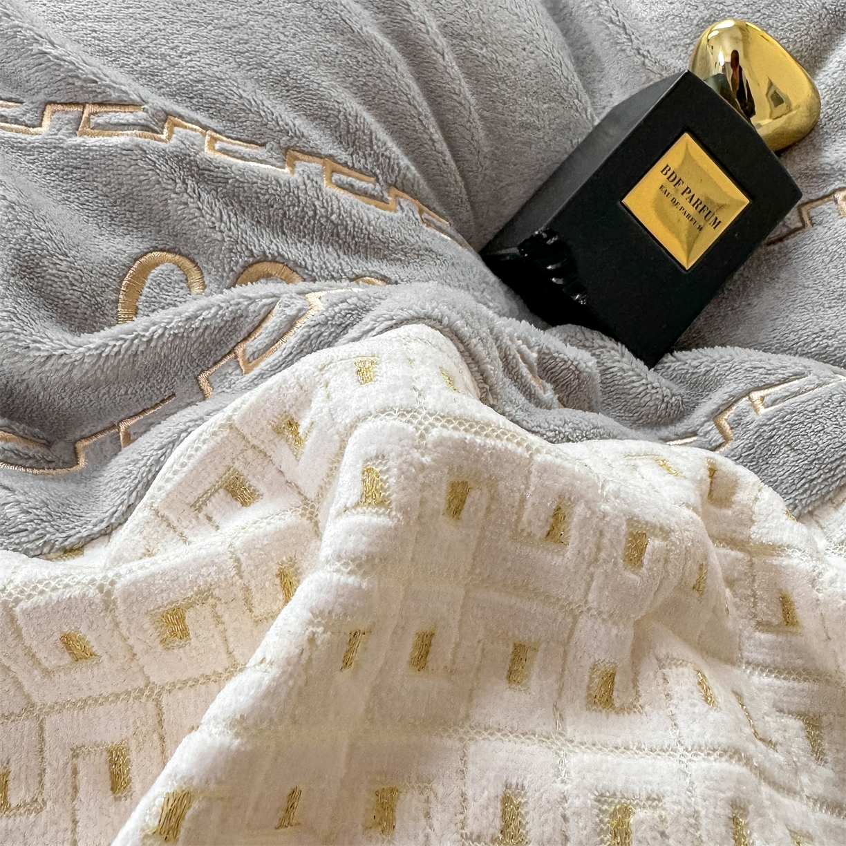 91家纺网 家纺一手货源 找家纺 灰鲸 2025新款牛奶绒刺绣拼接款四件套-威廉 威廉-纳多灰