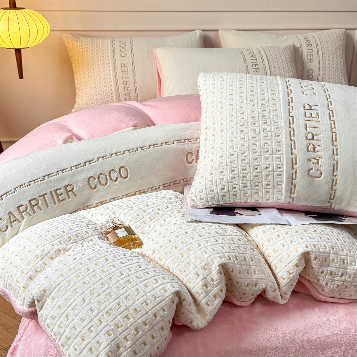 91家纺网 家纺一手货源 找家纺 灰鲸 2025新款牛奶绒刺绣拼接款四件套-威廉 威廉-奶昔白+可可粉