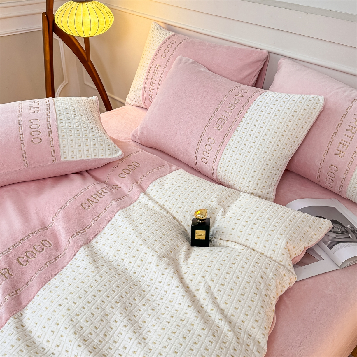 91家纺网 家纺一手货源 找家纺 灰鲸 2025新款牛奶绒刺绣拼接款四件套-威廉 威廉-可可粉